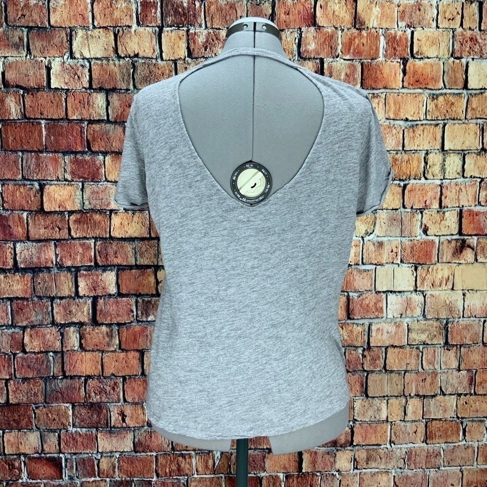 𝅺olivaceous Women’s Open Back Rolled Raw Edge T-Shirt Size Large